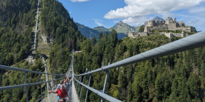 Beitragsbild des Blogbeitrags Reutte: Mit Kindern auf die Burg Ehrenberg wandern und Österreichs längste Hängebrücke überqueren