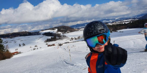 Beitragsbild des Blogbeitrags Pistengaudi für Skizwerge – so gelingen die ersten Versuche auf Skiern