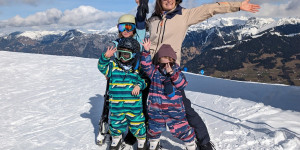Beitragsbild des Blogbeitrags Unser erster Skiurlaub zu Fünft im Familienskigebiet Golm Montafon 
