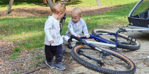 Beitragsbild des Blogbeitrags Kinder Fahrrad FAQ: Die häufigsten Fragen zum Fahrrad fahren mit Kindern