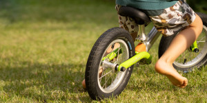 Beitragsbild des Blogbeitrags Der ultimative Laufradguide: Finde das perfekte Starterbike für das Nachwuchstalent auf zwei Rädern.