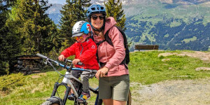 Beitragsbild des Blogbeitrags Welcher Fahrradsitz ist der Richtige für mich und mein Kind: Kindersitz vorne, mittig oder hinten?