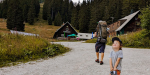 Beitragsbild des Blogbeitrags Mehrtagestouren & Weitwanderungen mit Kindern unternehmen – so bist du bestens vorbereitet (incl. Packliste)