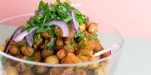 Beitragsbild des Blogbeitrags Glutenfrei und vegan to Go – geröstete Kichererbsen & Süßkartoffel Salat 