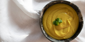 Beitragsbild des Blogbeitrags Glutenfreie und Vegane Karfiol-Kokos-Kurkuma Suppe 