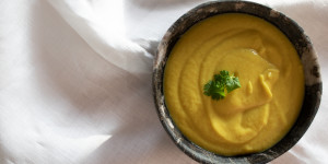 Beitragsbild des Blogbeitrags Glutenfreie und Vegane Karfiol-Kokos-Kurkuma Suppe