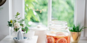 Beitragsbild des Blogbeitrags (Rosaroter) Hollersaft