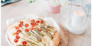 Beitragsbild des Blogbeitrags Blumenfoccacia – das schönste Mitbringsel bei Grillpartys