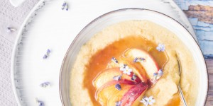 Beitragsbild des Blogbeitrags Süße Polenta mit Pfirsichen 