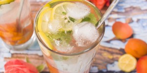 Beitragsbild des Blogbeitrags Eistee mit Marillen, Zitronenmelisse und Rosenwasser