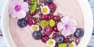 Beitragsbild des Blogbeitrags Frühstücksbowl mit Haferflocken und Himbeeren
