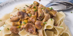 Beitragsbild des Blogbeitrags Eierschwammerlgulasch mit Vollkorn-Bandnudeln
