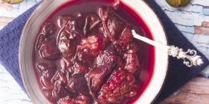 Beitragsbild des Blogbeitrags Zwetschkenröster mit Karamellnote und Schuss
