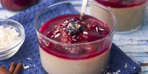 Beitragsbild des Blogbeitrags Vollkorn-Kokos-Grießbrei mit Zwetschkenröster