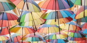 Beitragsbild des Blogbeitrags Schöne Fotospots: bunte Regenschirm Gassen in Europa