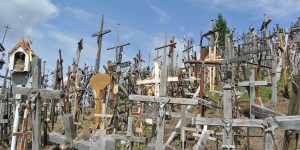 Beitragsbild des Blogbeitrags Wallfahrtsort in Litauen - Der Berg der Kreuze