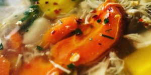 Beitragsbild des Blogbeitrags Hühnersuppe mit Ingwer & Chili