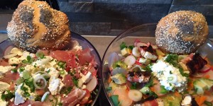 Beitragsbild des Blogbeitrags Salatvariationen mit Rohschinken & Schafskäse im Speckmantel