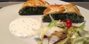 Beitragsbild des Blogbeitrags Spinat-Speck-Schafskäse Strudel mit Schnittlauchsauce 