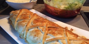 Beitragsbild des Blogbeitrags Mangold-Speck-Schafskäse-Ei Strudel mit Schnittlauchsauce 