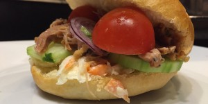 Beitragsbild des Blogbeitrags Pulled-Pork Sandwich mit selbstgemachtem Burgerbrot und Coleslaw 