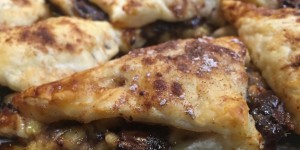 Beitragsbild des Blogbeitrags Schoko-Banane-Blätterteigtascherl