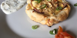 Beitragsbild des Blogbeitrags Thunfisch-Ei Blätterteigtaschen mit Schnittlauchsauce