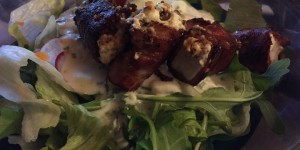 Beitragsbild des Blogbeitrags Salat mit Schafskäse im Speckmantel