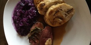 Beitragsbild des Blogbeitrags Rosa-gebratener Hirsch mit Laugenbrezel-Serviettenknödel und Rotkraut