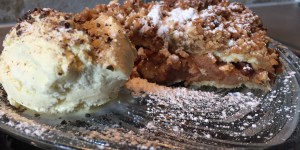 Beitragsbild des Blogbeitrags Apfel-Topfenkuchen mit Crumble an Vanilleeis 