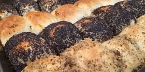 Beitragsbild des Blogbeitrags 3erlei Buchteln mit Vanilleeis aus dem Dampfgarer