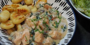Beitragsbild des Blogbeitrags Gnocchi mit Huhn & Champignons in Bärlauch-Sahnesauce