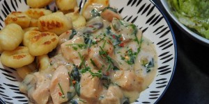 Beitragsbild des Blogbeitrags Gnocchi mit Huhn & Champignons in Bärlauch-Sahnesauce 