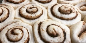Beitragsbild des Blogbeitrags Zimtschnecken – Cinnamon Rolls mit Frosting