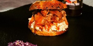 Beitragsbild des Blogbeitrags Pulled-Pork im Low-Carb Burgerbrötchen mit Coleslaw 