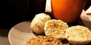 Beitragsbild des Blogbeitrags Specklinsen mit Semmelknödel