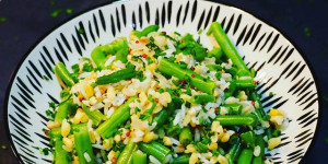 Beitragsbild des Blogbeitrags Quinoa-Reispfanne mit Bohnen & Knoblauch