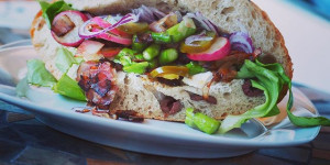 Beitragsbild des Blogbeitrags Olivenbrot-Sandwich mit Speck, Spargel & Camembert