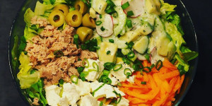 Beitragsbild des Blogbeitrags Salat mit Thunfisch und Schafskase 