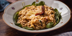 Beitragsbild des Blogbeitrags Parmesan Risotto mit Jungspinat und getrockneten Tomaten 