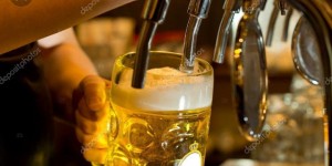 Beitragsbild des Blogbeitrags Smalltalk im Café                 ; worüber sich Gäste bei einem Bier unterhalten; 
