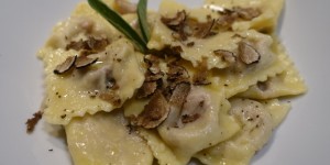 Beitragsbild des Blogbeitrags Radicchio Ravioli mit frischen Trüffeln 