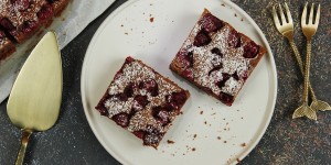 Beitragsbild des Blogbeitrags Schoko-Kirsch-Kuchen
