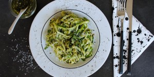 Beitragsbild des Blogbeitrags Zucchininudeln mit Bärlauchpesto