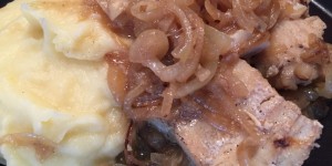 Beitragsbild des Blogbeitrags Dorschfilet mit Kartoffelpüree und Zwiebeln