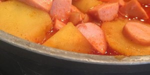 Beitragsbild des Blogbeitrags Das megaschnelle, günstige und einfache Lieblingsessen meiner Kinder: Kartoffelgulasch 