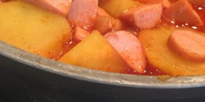 Beitragsbild des Blogbeitrags Das megaschnelle, günstige und einfache Lieblingsessen meiner Kinder: Kartoffelgulasch