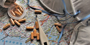 Beitragsbild des Blogbeitrags Die perfekte Reiseapotheke für Familien