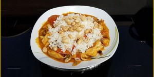 Beitragsbild des Blogbeitrags Curry-Hähnchen Rezept mit Reis und Erdnüssen + Anleitung 