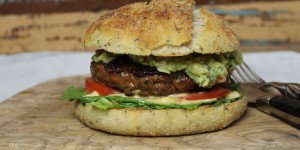 Beitragsbild des Blogbeitrags Merguez-Burger mit Zitronen-Guacamole